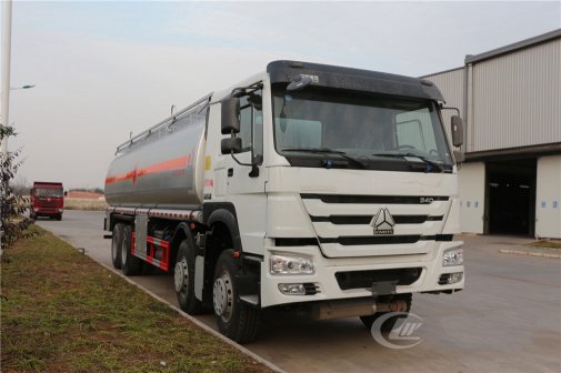 重汽前四后八30立方運(yùn)油車
